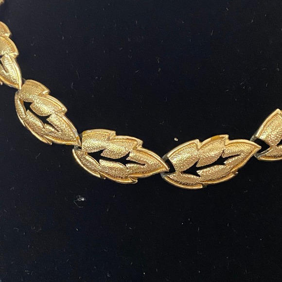 Vintage CORO Gold Tone Leaf Link Choker Necklace - Picture 4 of 6
